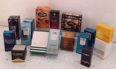 tout un tas de marques différentes de cigarettes sur le comptoir