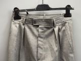 le pantalon est suspendu à un cintre accroché au mur