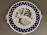 une assiette bleue et blanche sur laquelle est représenté un homme