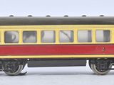 un train jaune et rouge sur les rails, sur un fond blanc
