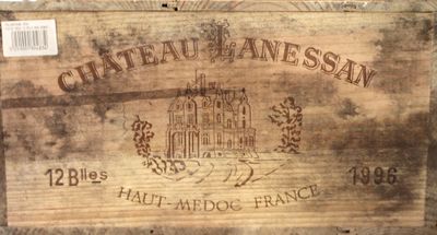 une boîte en bois sur laquelle est collée une étiquette portant l'inscription « Château Anessan »
