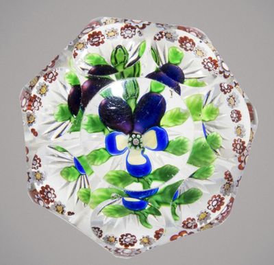 une plaque de verre ornée d'un motif floral