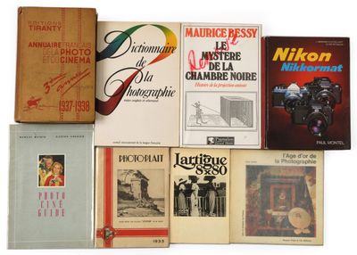 plusieurs livres sont empilés sur une surface blanche