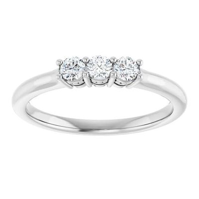 une bague sertie de trois diamants sur fond blanc