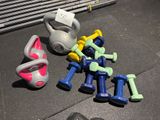 plein d'haltères et un kettlebell par terre