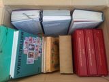 de nombreux livres dans une boîte, posés sur une table