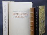 deux livres posés l'un sur l'autre, côte à côte