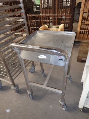 une table en métal posée au milieu d'une pièce