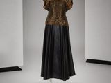 une photo d'un mannequin portant une robe marron et noire