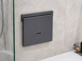 une salle de bains équipée d'une porte de douche en verre et d'un distributeur de savon
