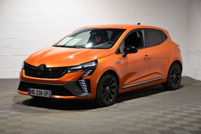 une voiture orange garée dans un garage au sol en damier