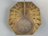 une horloge en or avec des chiffres romains