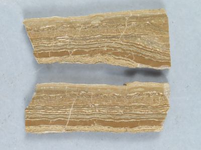 deux morceaux de roche coupés en deux, posés sur une table