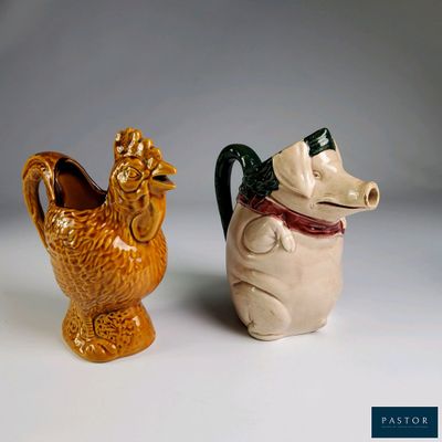 deux figurines en céramique représentant un chien et une poule