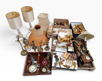 un grand nombre d'objets posés sur une table