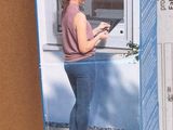 emballage d'une boîte sur laquelle figure l'image d'une femme assise à une fenêtre