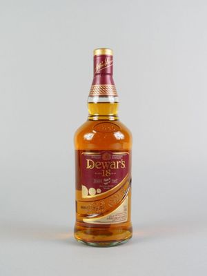 gros plan d'une bouteille de whisky sur une surface blanche