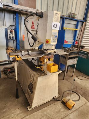 une photo d'une machine dans une usine