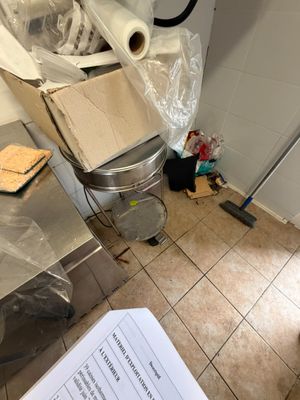 une poubelle posée par terre à côté d'une autre poubelle
