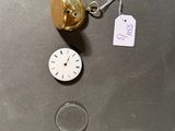 une horloge et un porte-clés posés sur une table
