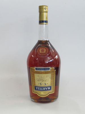l'image d'une bouteille d'alcool posée sur une table