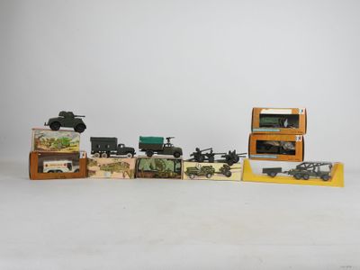 un grand nombre de jouets posés sur une table