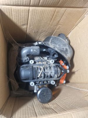 une boîte contenant un moteur qui se trouve à l'intérieur de la boîte