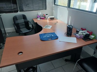 un bureau avec une chaise et un ordinateur portable dessus