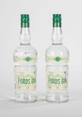 deux bouteilles de gin « Food » sur fond blanc