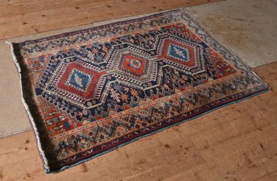 un tapis posé à même le sol dans une pièce dotée d'un parquet
