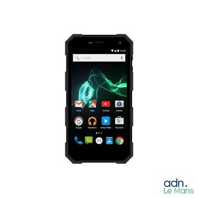 gros plan d'un téléphone portable sur fond blanc