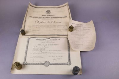 un certificat sur une feuille de papier posée sur une table