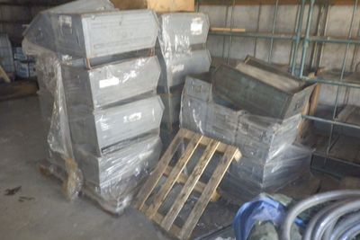 une pile de cartons et de palettes entassés dans un garage