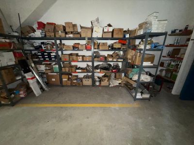 une pièce remplie de nombreux cartons et de boîtes sur les étagères