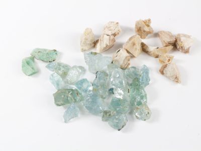 plusieurs cristaux bleus et verts sur un fond blanc