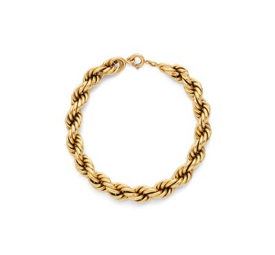 un bracelet en corde dorée sur fond blanc