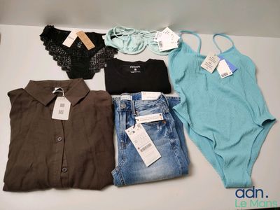 un tas de vêtements posés sur une table