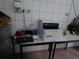 une photo d'une cuisine avec un micro-ondes et une imprimante posés sur une table