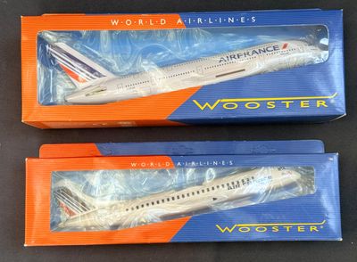 deux maquettes d'avions posées dans leurs boîtes sur une table