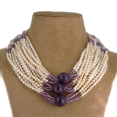 collier de perles violettes et blanches autour du cou d'un mannequin
