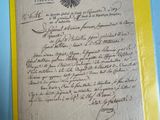un vieux document avec une bordure jaune sur fond bleu