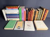 plusieurs livres sont empilés sur une table