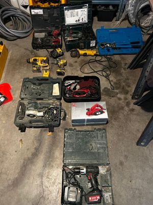 de nombreux outils qui traînent par terre dans le garage