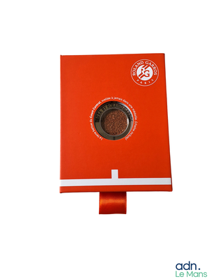 une boîte rouge contenant un biscuit au chocolat