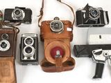 plusieurs types de caméras sur une surface blanche