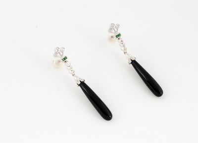 une paire de boucles d'oreilles noires et blanches sur fond blanc