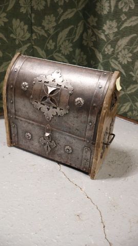 Coffret en bois et métal de style médiéval H : 36 x 37