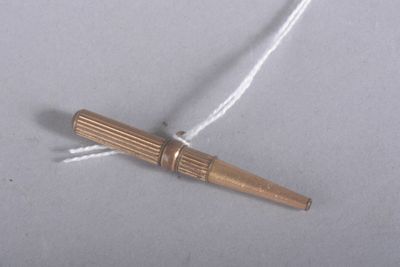 un stylo posé sur un bout de ficelle