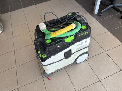 une machine posée par terre, avec une banane dessus