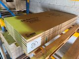 une pile de boîtes sur une palette dans un entrepôt